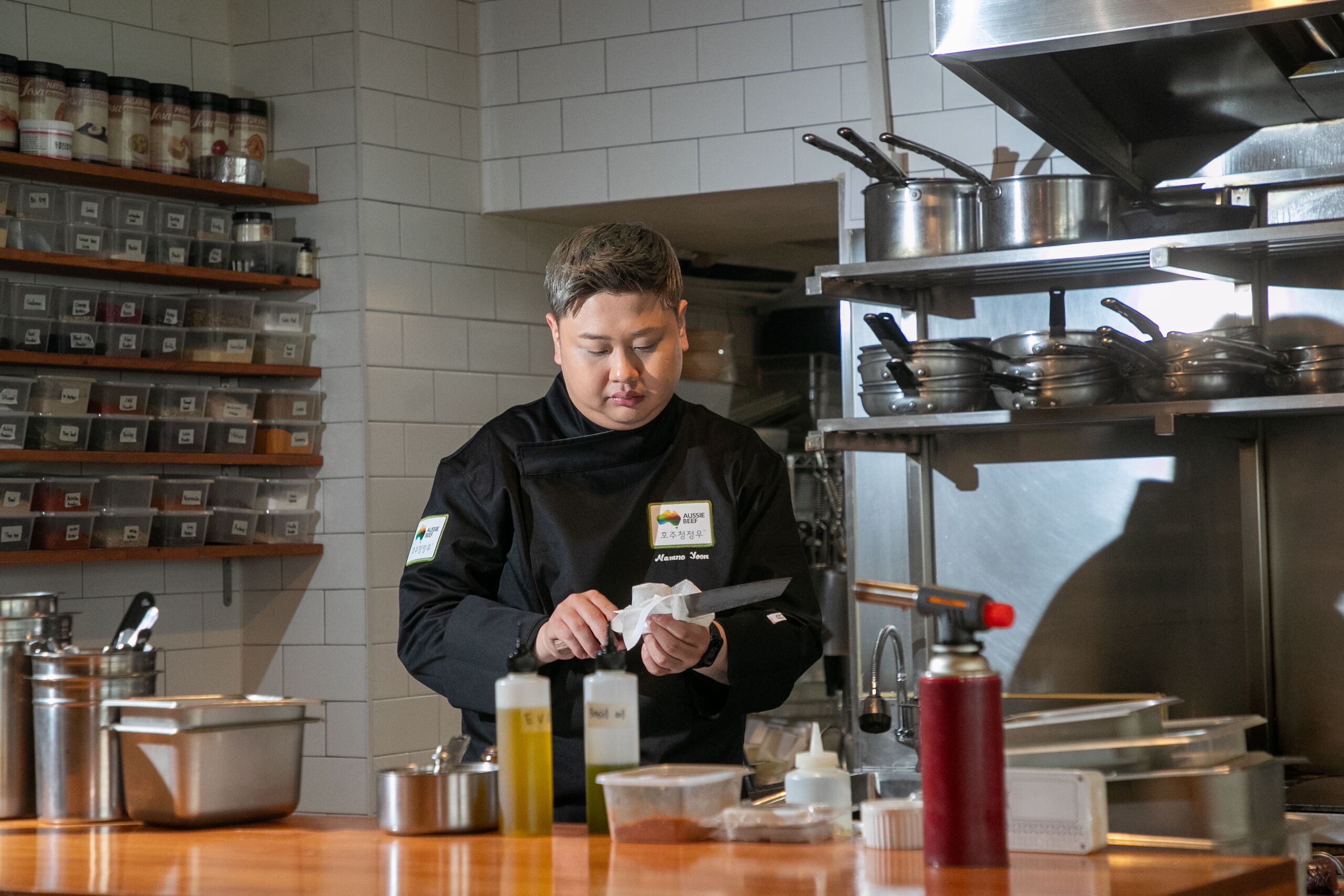 [한국의 스타 셰프들] 윤남노, 한계를 즐기며 접시 위에 진심을 담다